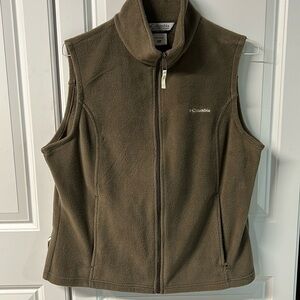 Ladies Columbia sportswear Company vest XL. Gray/brown color. 2 zipper pockets